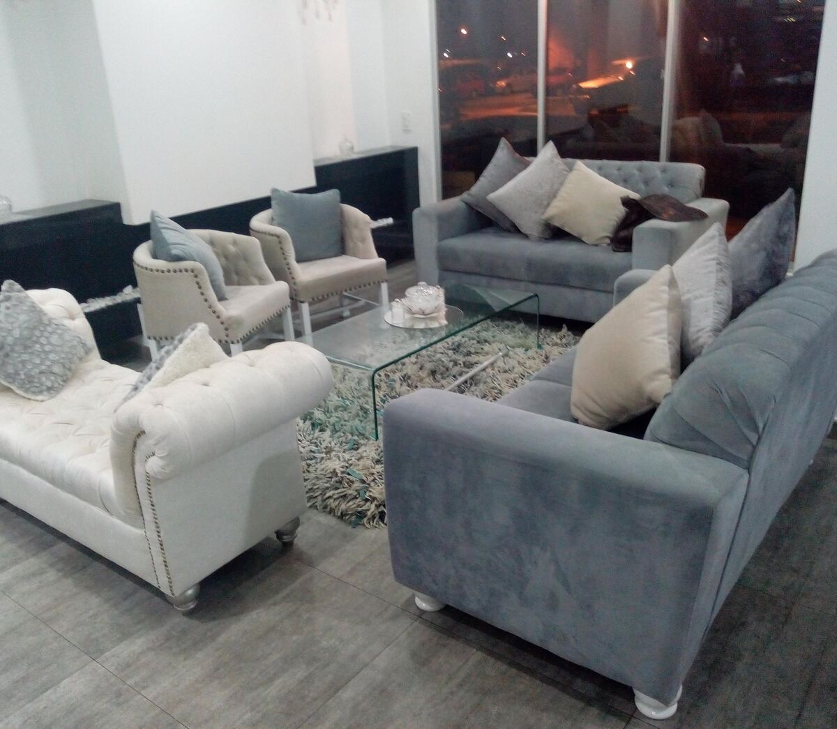 Sala con sofás tapizados en terciopelo gris, fabricada a medida