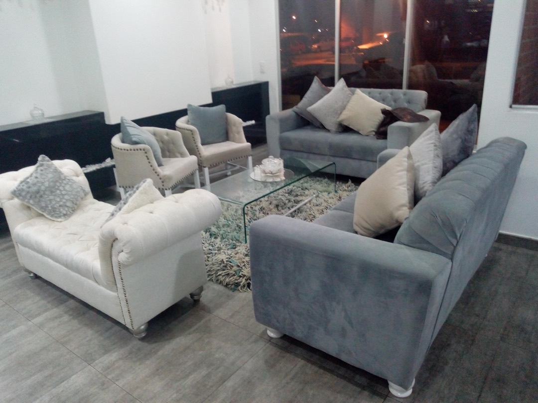 Muebles tapizados fabricados por Áreas y Arias en nuestra sala de exhibición en Bogotá
