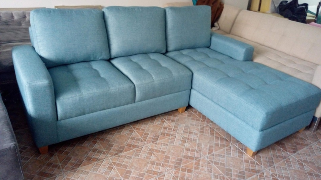 Sofá esquinero tapizado en tela azul de Muebles Áreas y Arias en Bogotá
