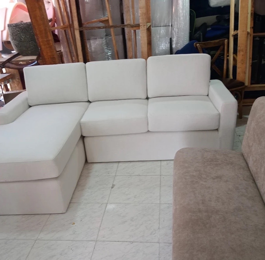 Sofá en L blanco fabricado a medida en nuestro taller de Bogotá