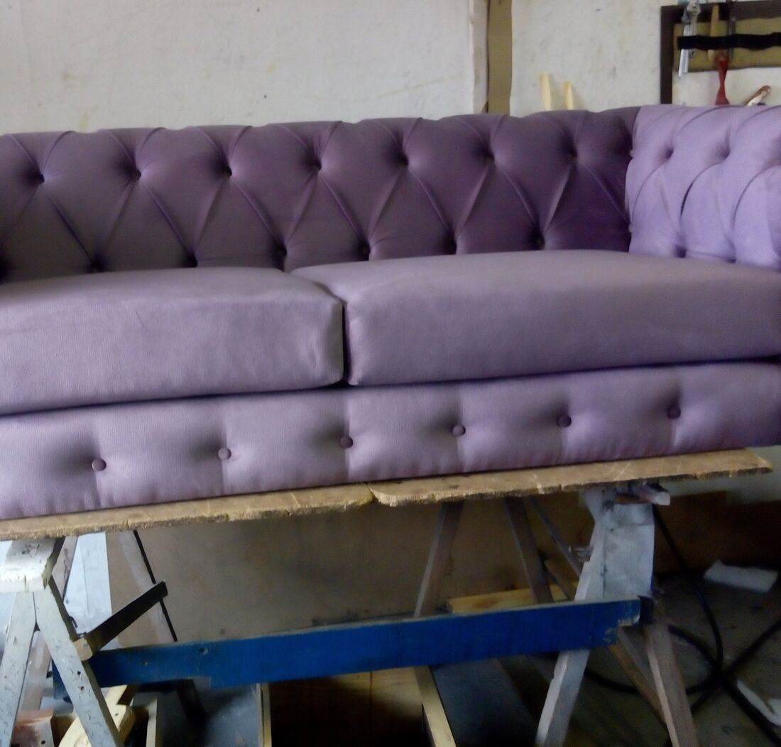Sofá chesterfield en proceso de tapizado en nuestro taller de Bogotá